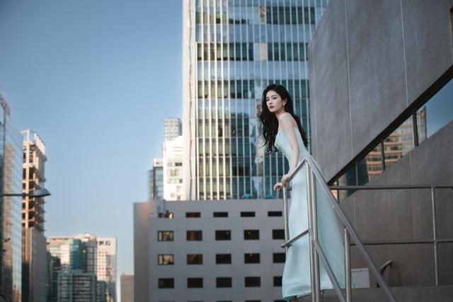 白鹿穿吊带裙裹出“凹凸感”,又纯又欲谁不喜欢