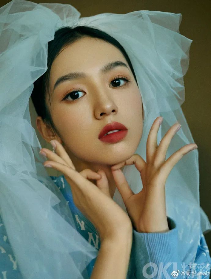 90后美女周也晒微博美图超靓丽!烈焰红唇美得让人窒息