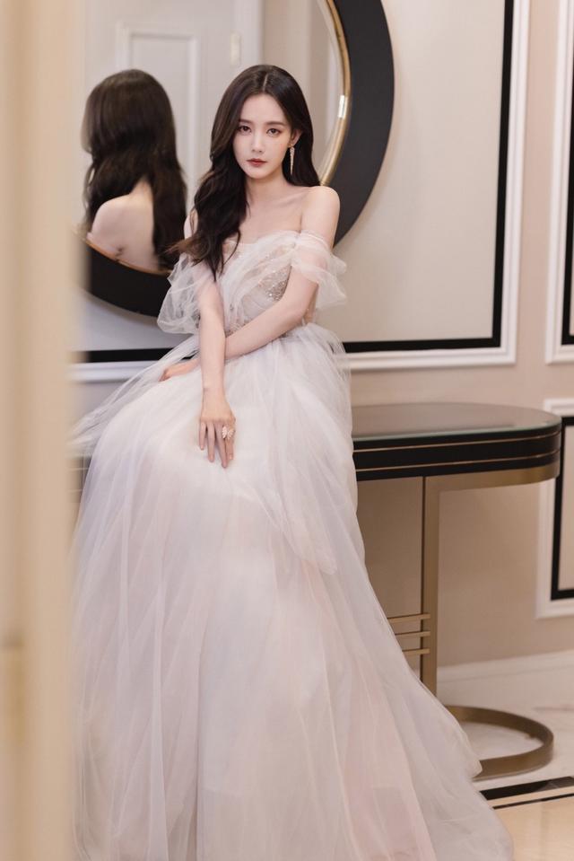 李一桐白色纱裙梦幻如公主,尽显温柔与浪漫