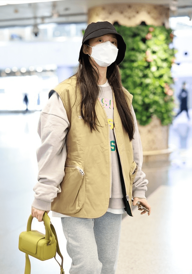 林允机场街拍：穿灰色卫衣搭配工装马甲休闲又有范