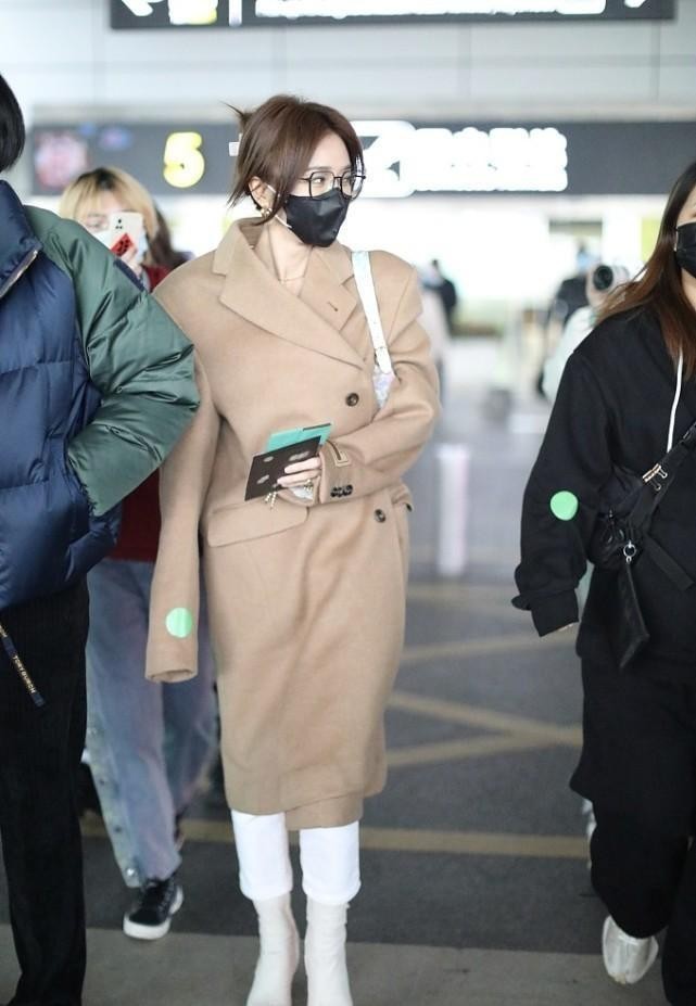 秦岚机场街拍穿大衣配紧身打底丰满有余，窄腿裤显瘦又好看