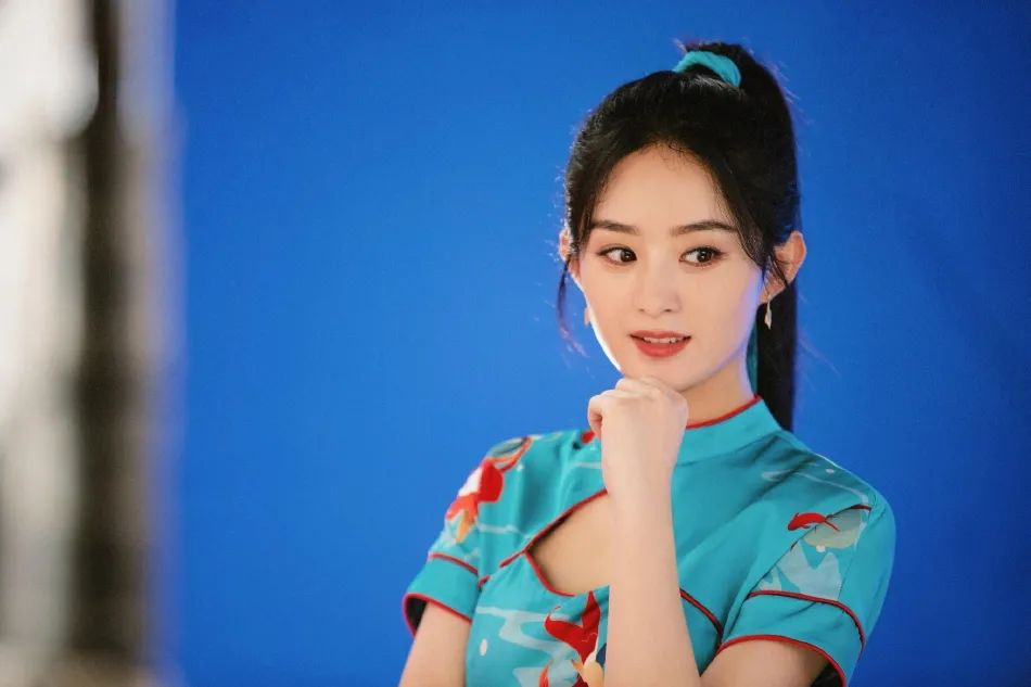 赵丽颖穿浅蓝锦鲤旗袍又甜又飒!肤白貌美让人惊艳