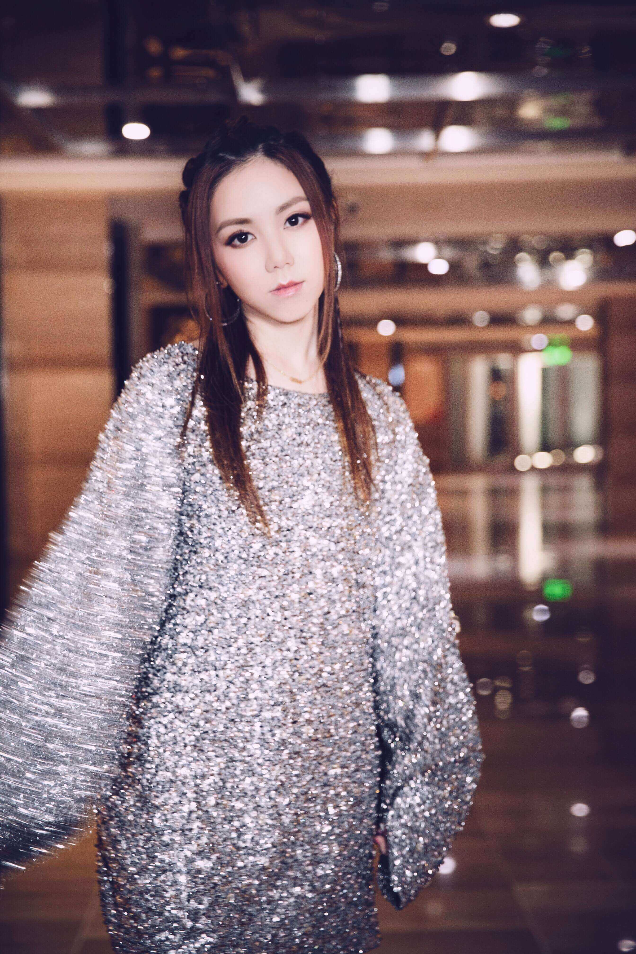 驼色大衣叠穿示范,白色打底衫外穿黄色格子衬衫