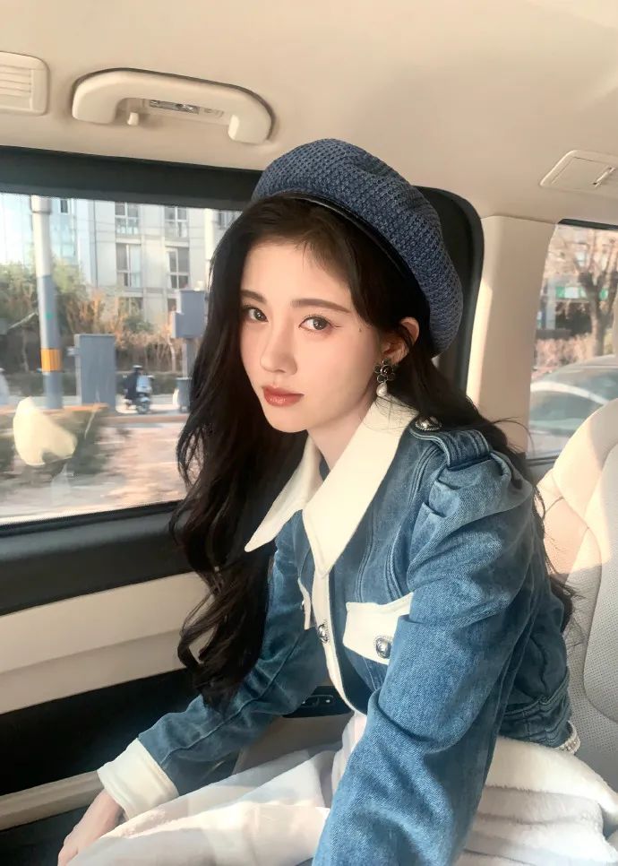 鞠婧祎穿蓝色牛仔裤献唱超美艳！美得不可方物