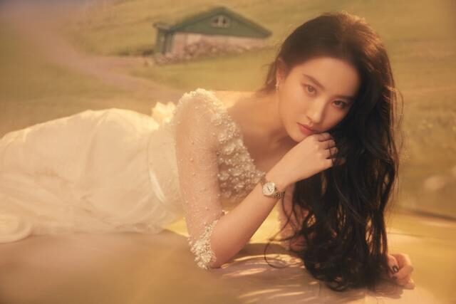 刘亦菲穿白裙依旧仙气飘飘，颜值气质越来越好