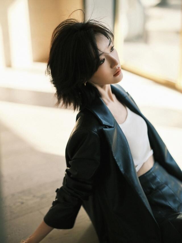 毛晓彤穿皮衣皮裙扮“下衣失踪”，这腿太真实了