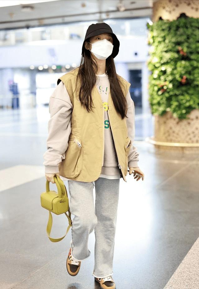 林允机场街拍：穿灰色卫衣搭配工装马甲休闲又有范