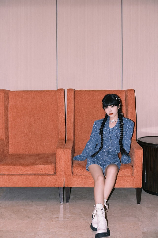 前火箭少女“小七”穿衣风格太甜了,牛仔套装梳双马尾显嫩又美丽