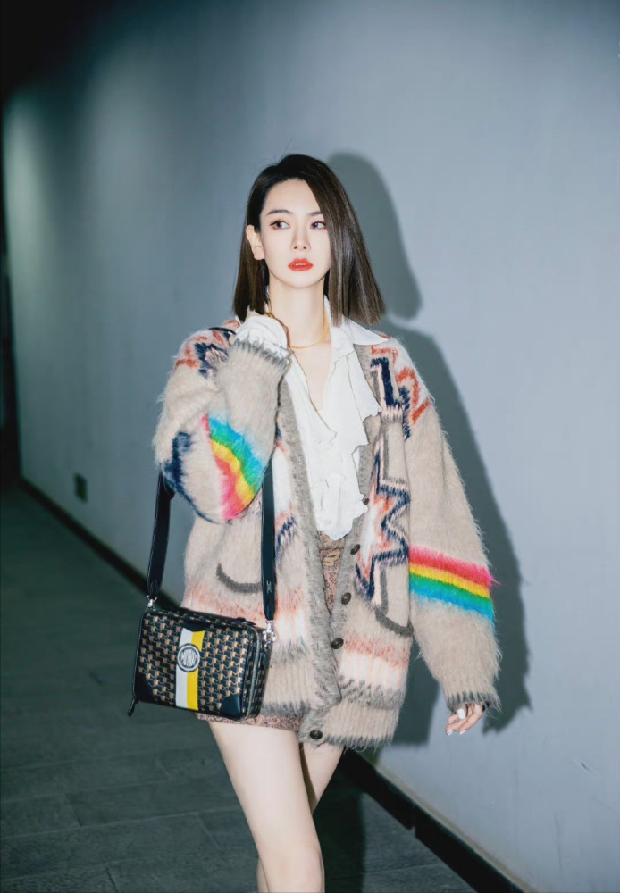 戚薇机场街拍:短发加上彩虹针织衫玩下身失踪,大长腿太性感