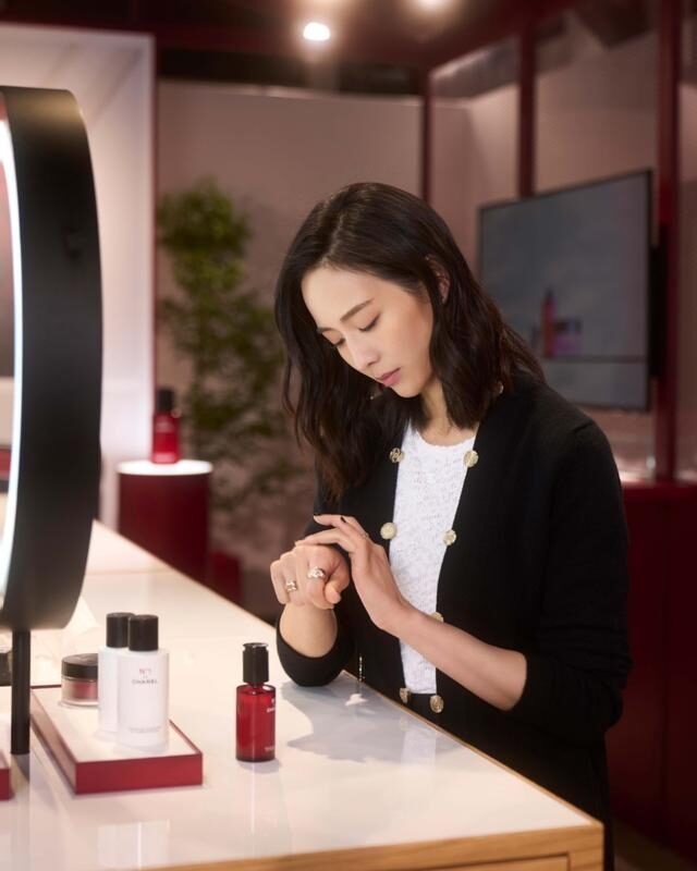 张钧甯穿“黑白配”基础款穿搭，简单又高级