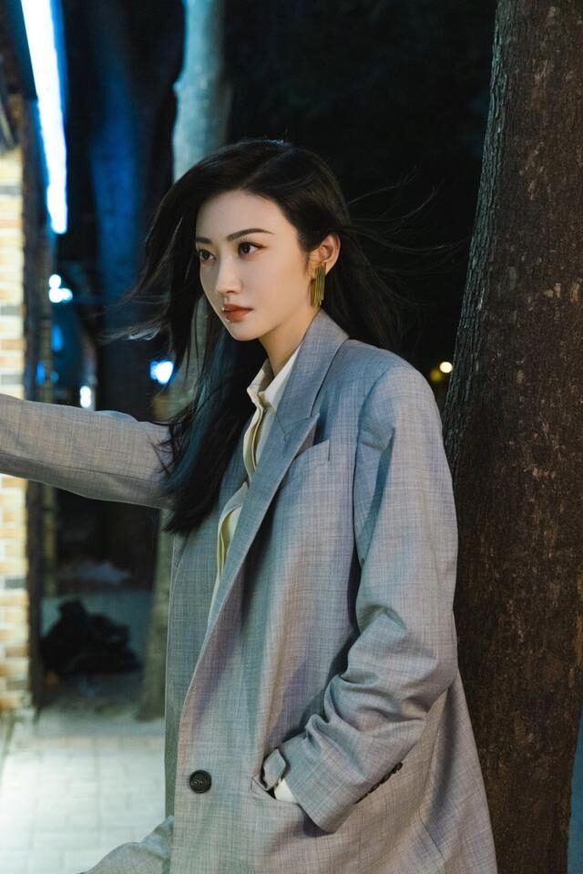 景甜穿大码西装街头范十足,富贵花气质太优雅