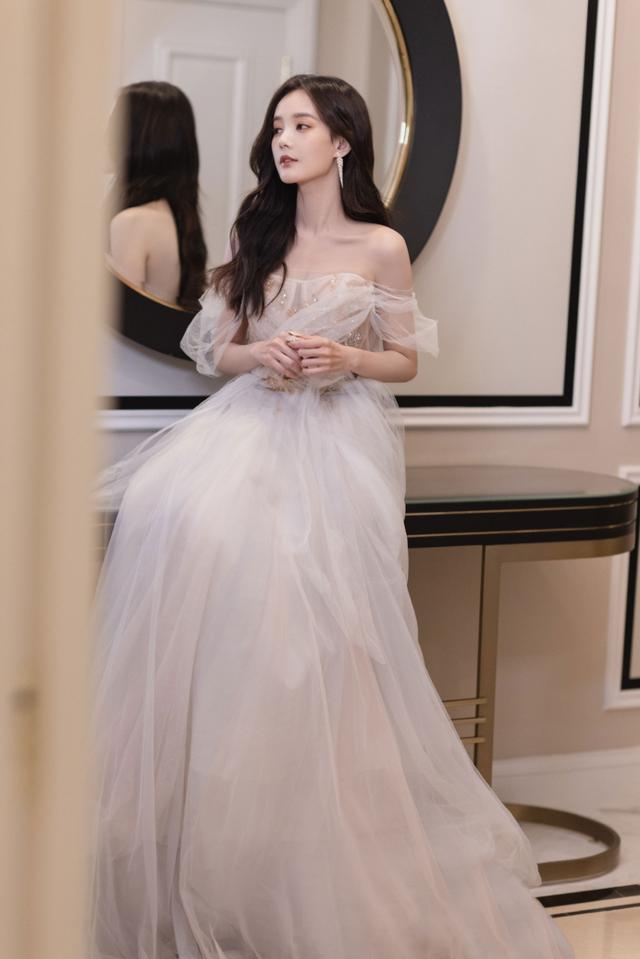 李一桐白色纱裙梦幻如公主,尽显温柔与浪漫