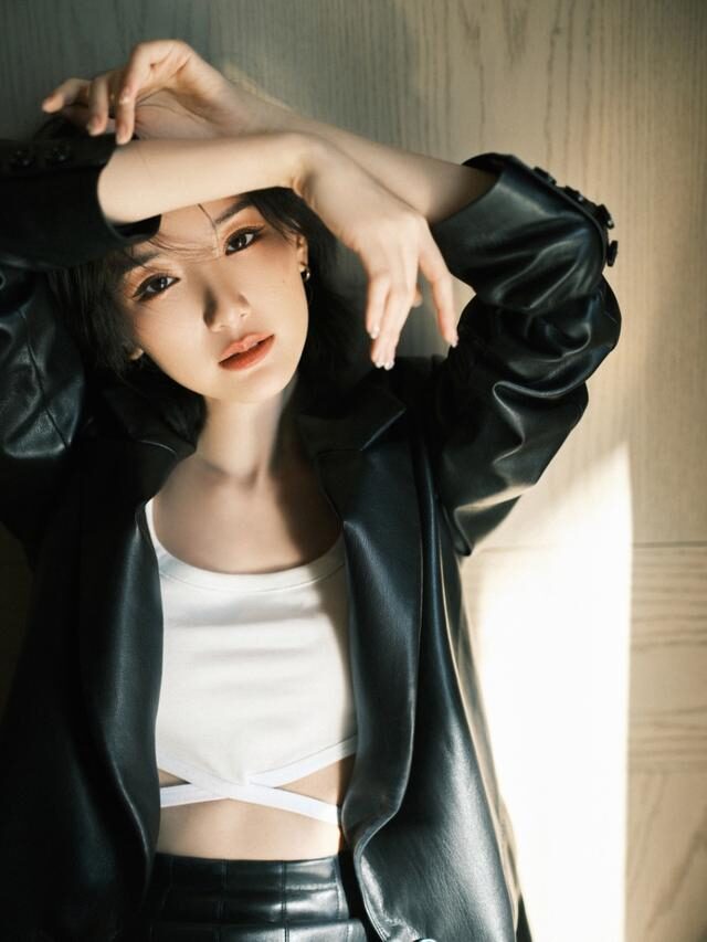 毛晓彤穿皮衣皮裙扮“下衣失踪”，这腿太真实了