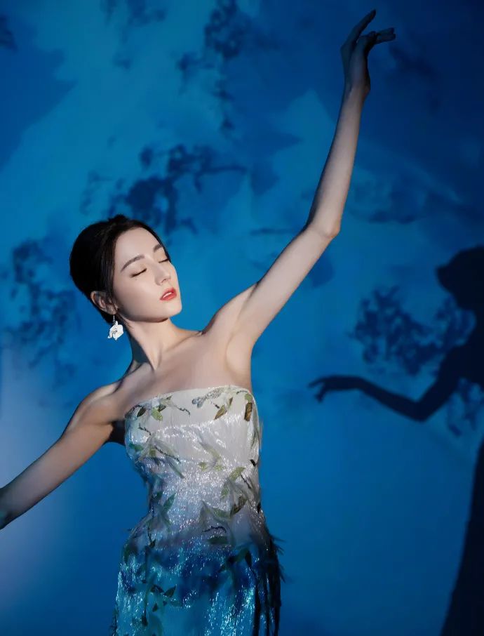 迪丽热巴穿着白色抹胸长裙!凹凸有致性感美艳