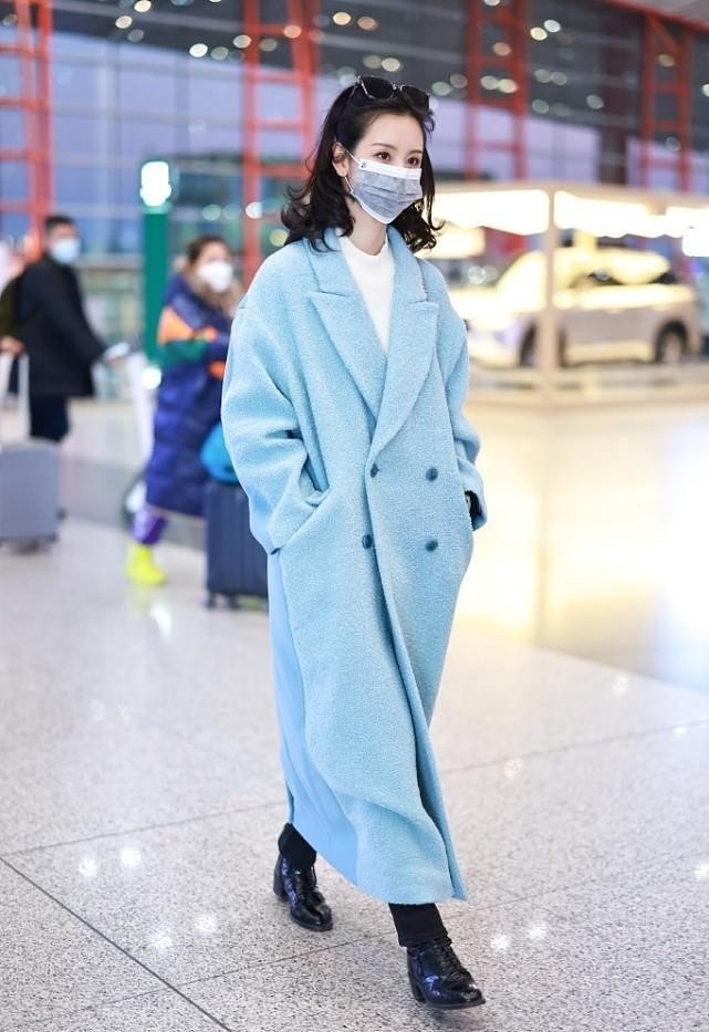 陈都灵机场街拍穿拼接长大衣配中分发型，搭出商务强人的感觉