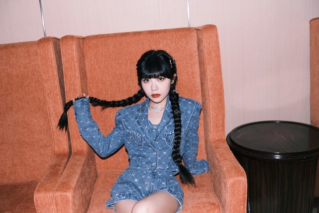 前火箭少女“小七”穿衣风格太甜了,牛仔套装梳双马尾显嫩又美丽