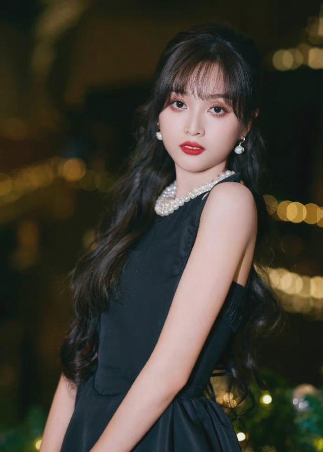 吴宣仪惊艳亮相跨年晚会,穿小黑裙又甜又辣,细长腿抢镜