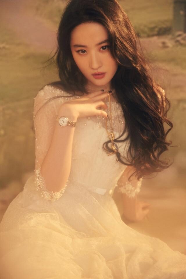 刘亦菲穿白裙依旧仙气飘飘，颜值气质越来越好