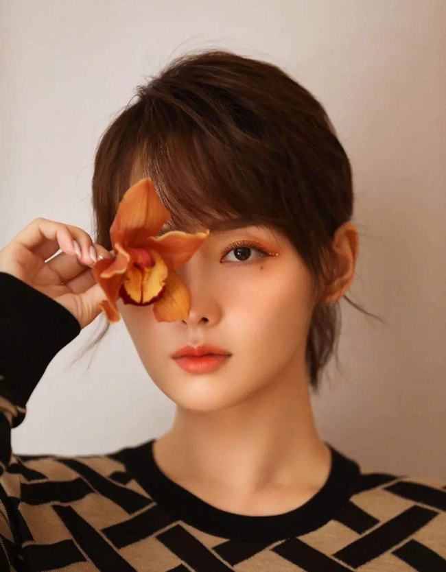 张佳丽的妆真的很不干净,眼睛小有点仙气