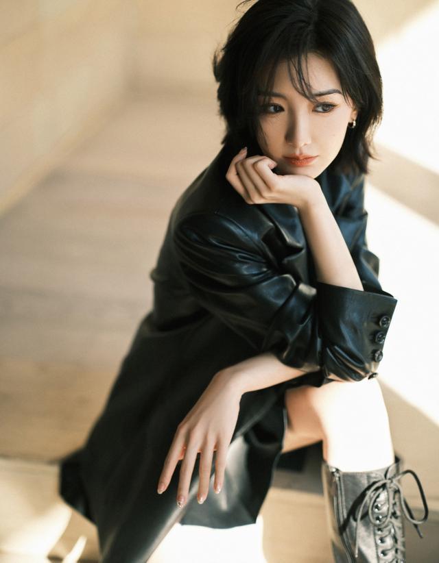 毛晓彤穿皮衣皮裙扮“下衣失踪”，这腿太真实了