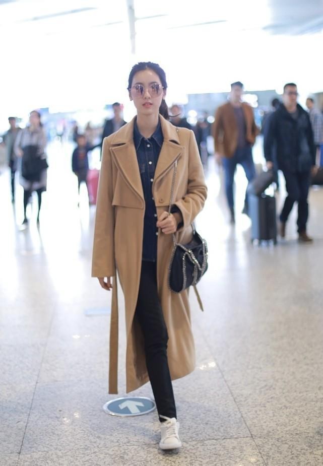 陈都灵机场街拍穿拼接长大衣配中分发型，搭出商务强人的感觉