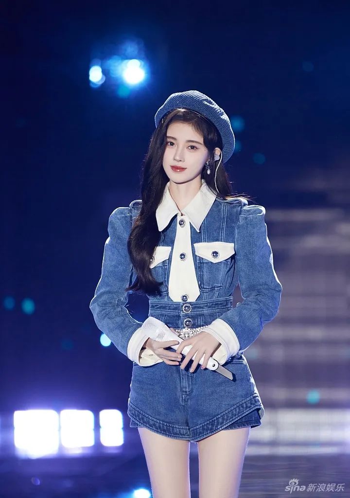 鞠婧祎穿蓝色牛仔裤献唱超美艳！美得不可方物