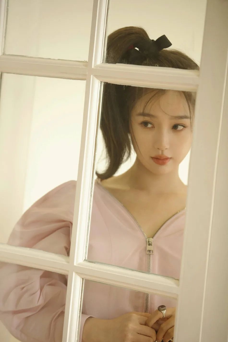 虞书欣粉红芭比造型超靓丽!肌肤白皙如雪美得不可方物