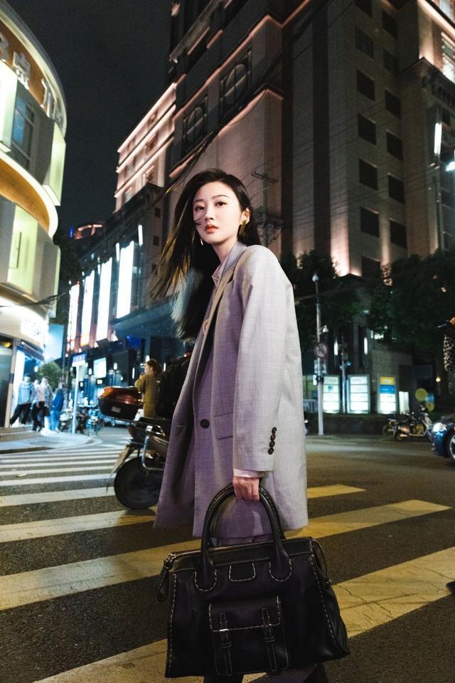 景甜穿大码西装街头范十足,富贵花气质太优雅