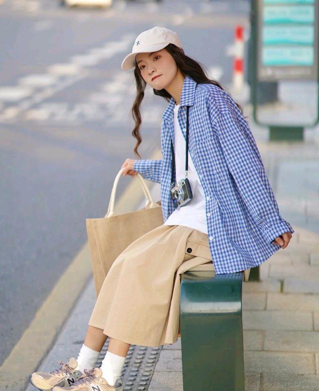 驼色大衣叠穿示范,白色打底衫外穿黄色格子衬衫