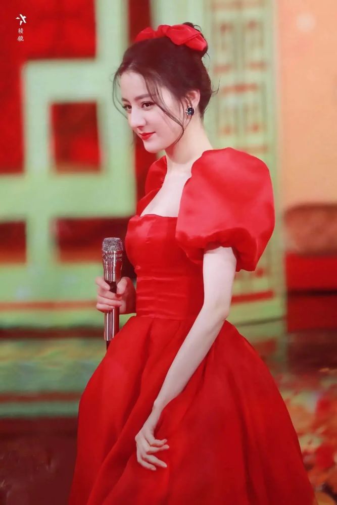 热巴“玫瑰庄园”照百看不厌！玫瑰裙夺目耀眼唯美霸气