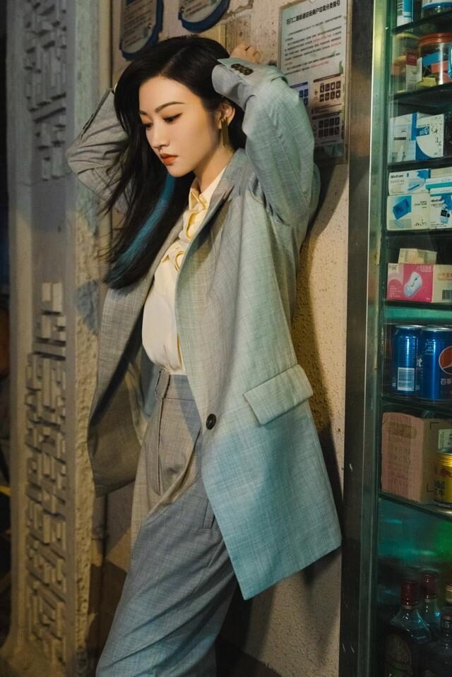 景甜穿大码西装街头范十足,富贵花气质太优雅