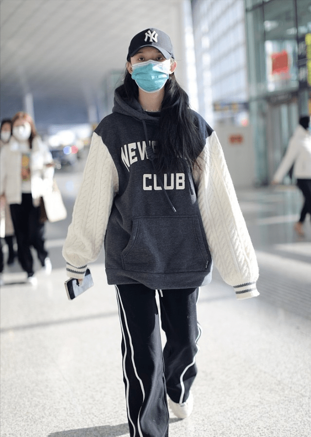 林允机场街拍：穿灰色卫衣搭配工装马甲休闲又有范