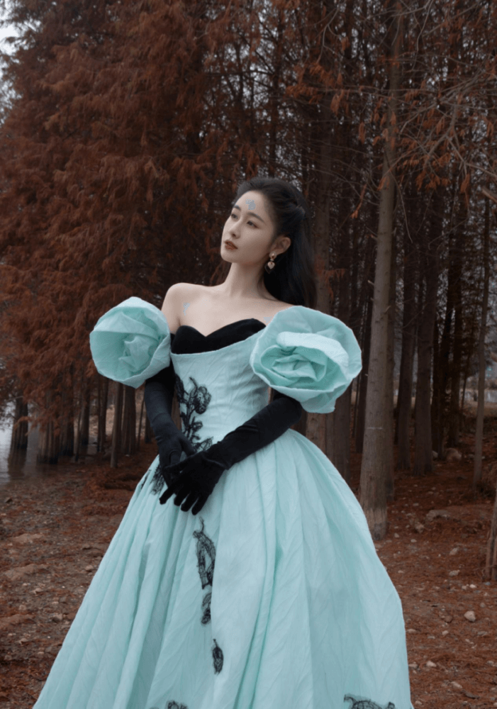 看梁田把这样别致的礼服,穿出了可爱女人味