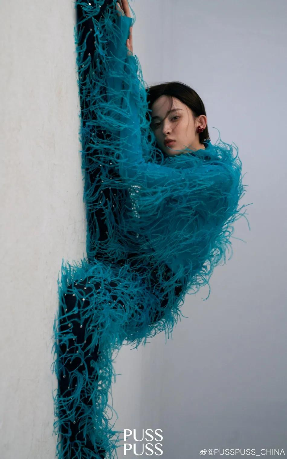 古力娜扎电影胶片写真超妩媚！羊毛卷直短发惊艳耀眼