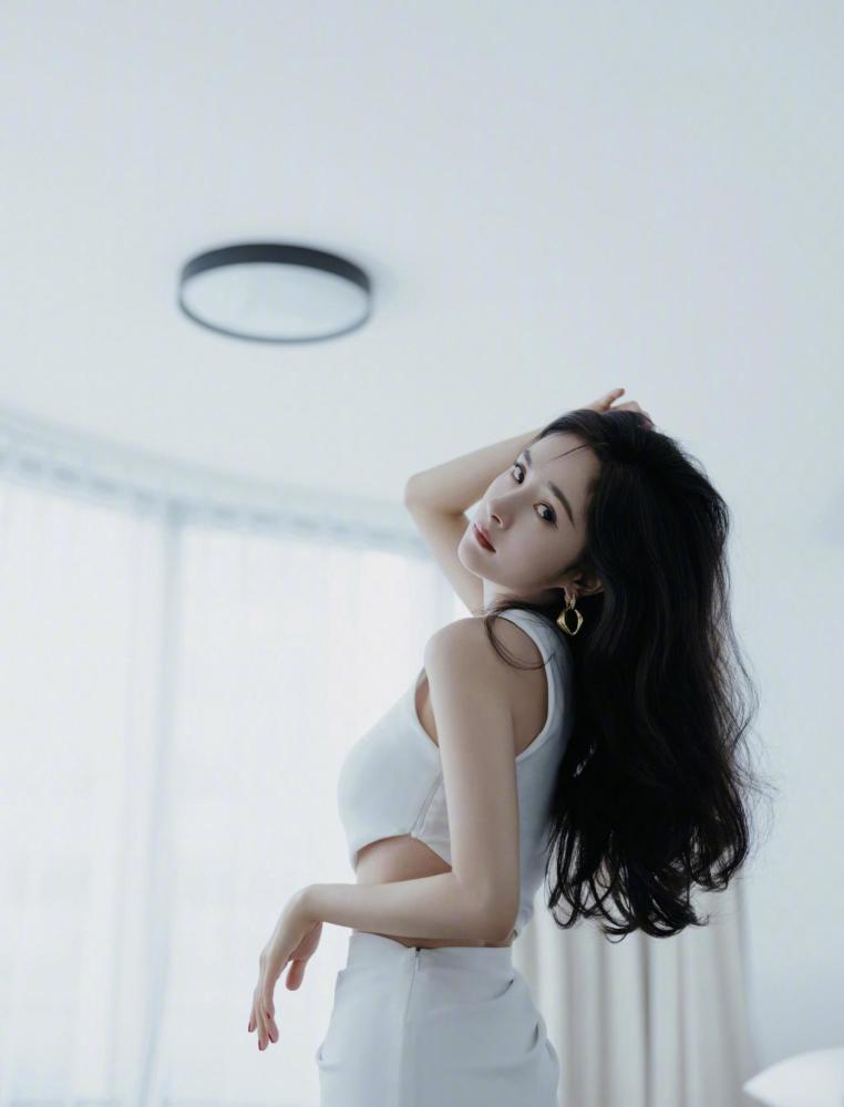 杨幂穿白色露腰开叉长裙，性感不失高级