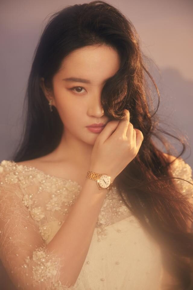 刘亦菲穿白裙依旧仙气飘飘，颜值气质越来越好