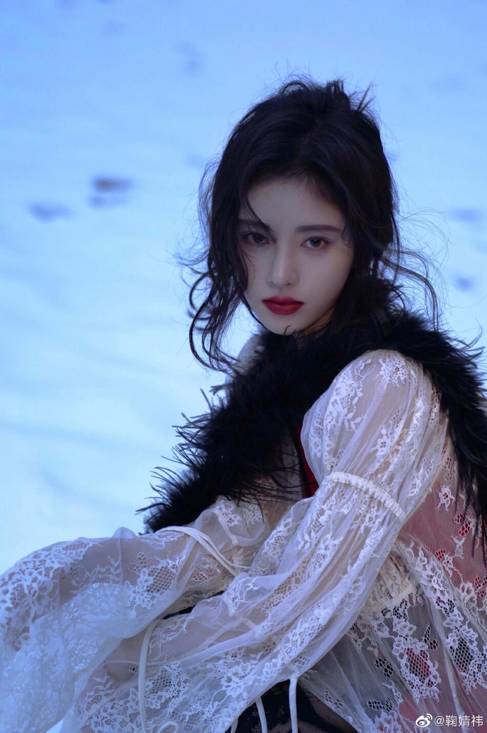 鞠婧祎雪地红衣美图曝光！烈焰红唇很撩人