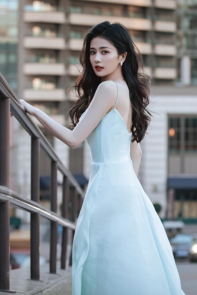 白鹿穿吊带裙裹出“凹凸感”,又纯又欲谁不喜欢