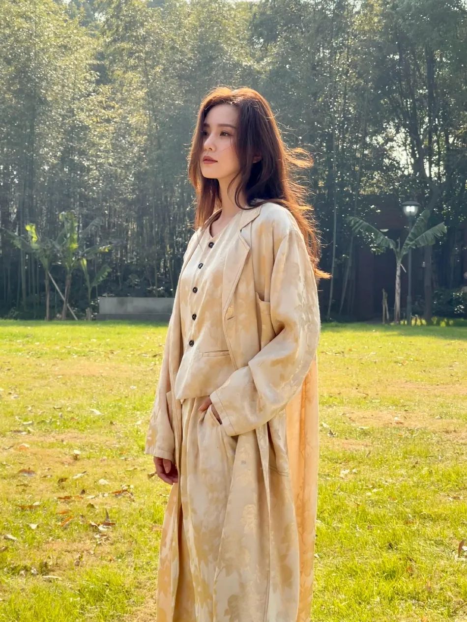 刘诗诗穿米黄色套装优雅柔美!温柔优雅美丽大方