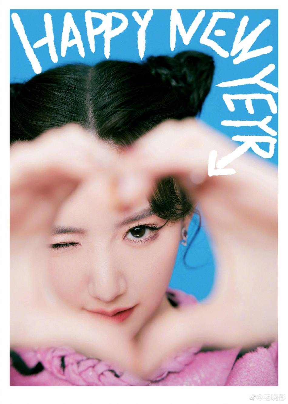 毛晓彤穿粉色虎纹短裙大秀美腿!肤白貌美性感撩人