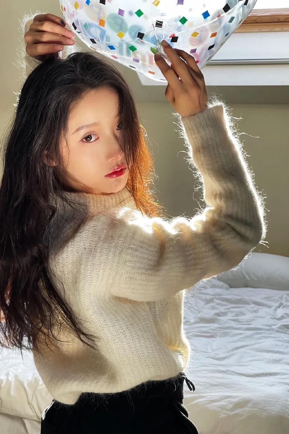 姜贞羽阁楼公主美图超惊艳！笑容甜美美得让人心动