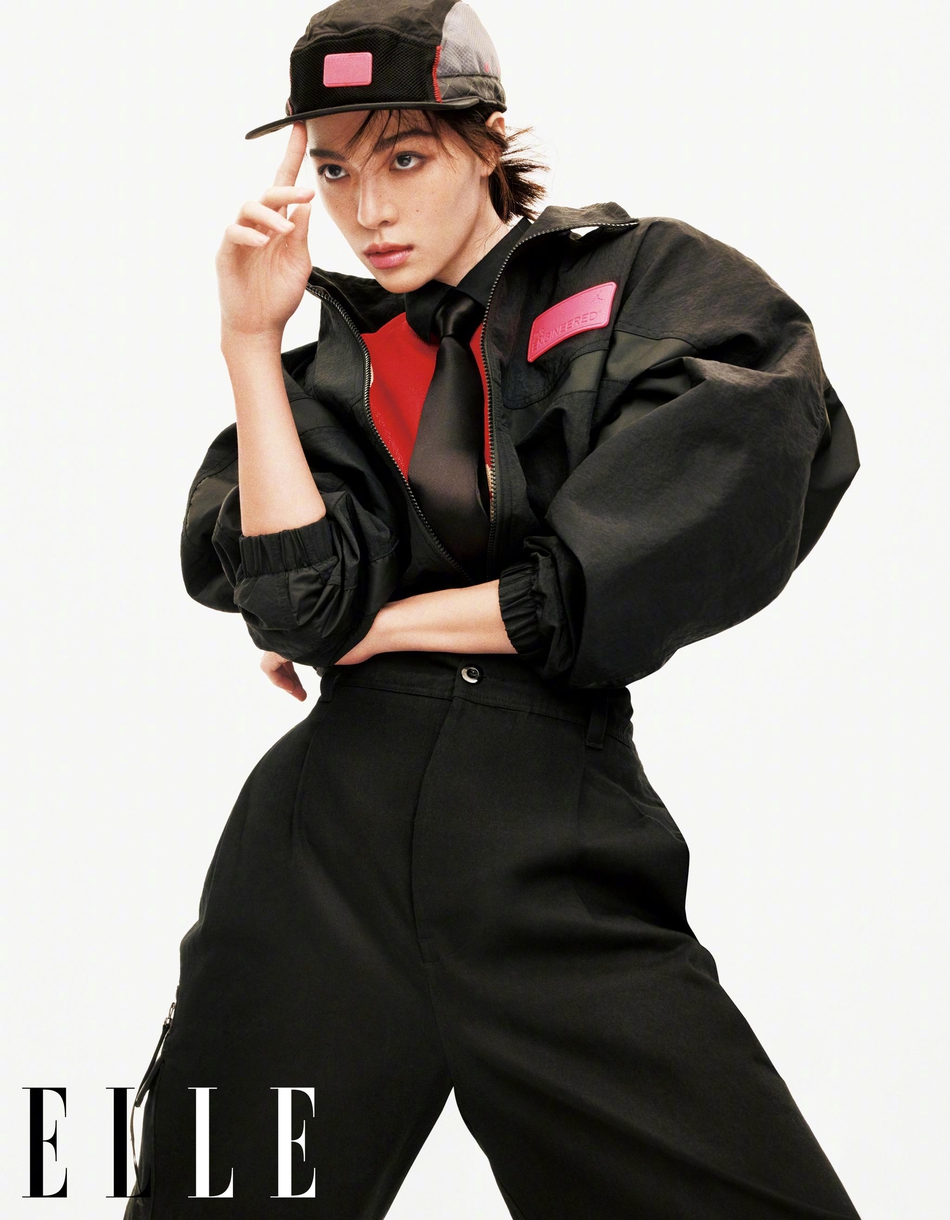 钟楚曦杂志写真大秀长腿!魔鬼身材性感妩媚