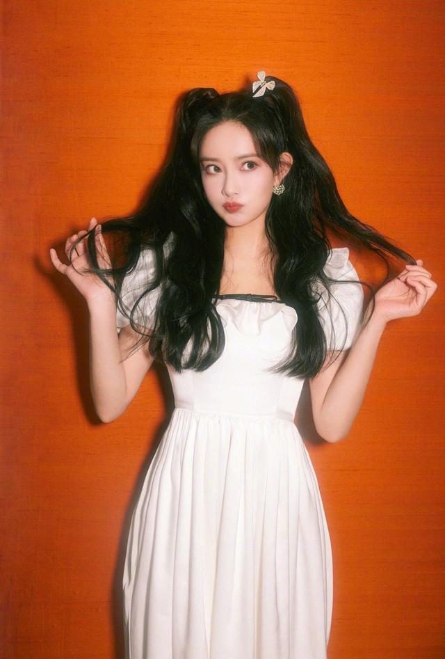 孟子义穿小白裙清纯又娇俏,配双马尾减龄又好看