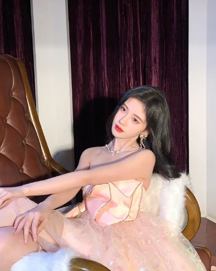 鞠婧祎晒自拍美图惊鸿一瞥超漂亮！五官精致太有魅力