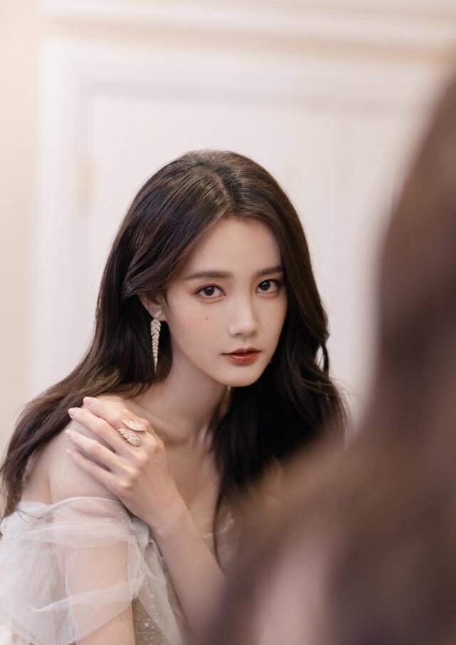 李一桐白色纱裙梦幻如公主,尽显温柔与浪漫