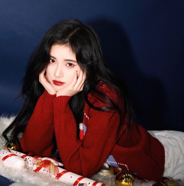 鞠婧祎穿大枣红色毛衣一点不土，复古味满满