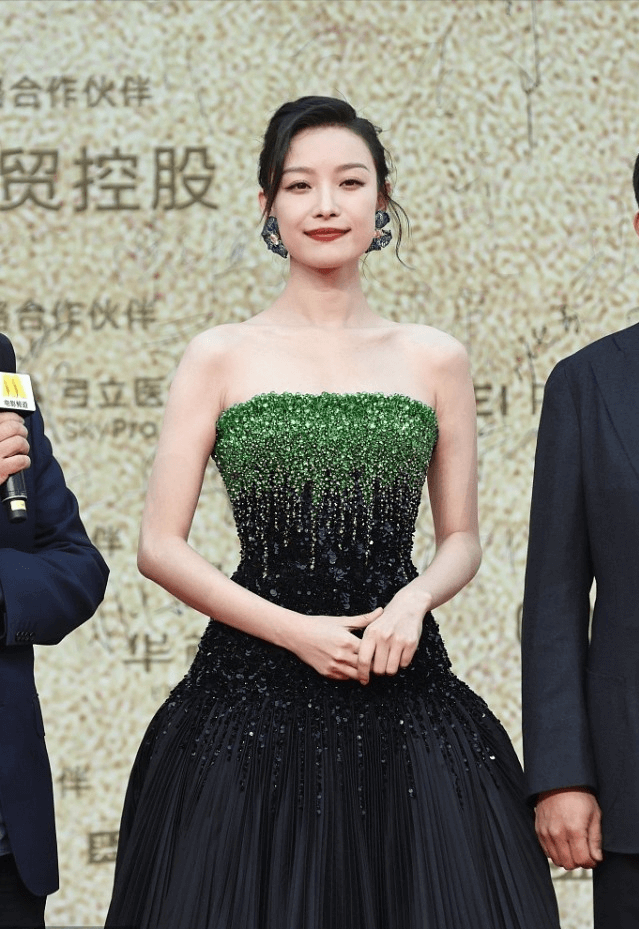 倪妮冬天在户外穿露肩裙，赚足了回头率