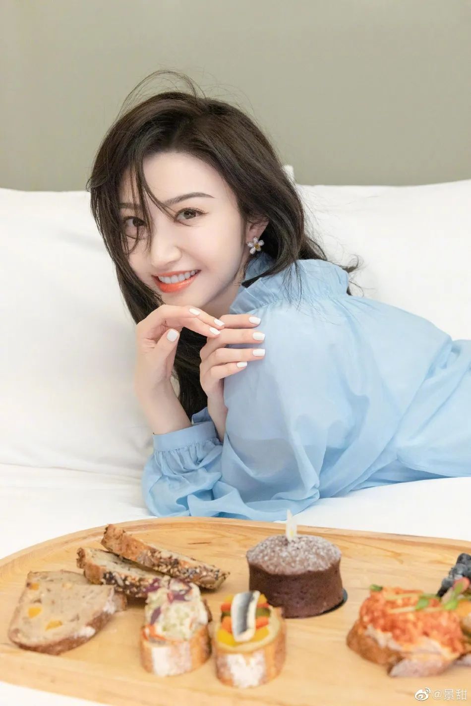 景甜穿浅蓝泡泡袖上衣清纯靓丽!美得让人窒息