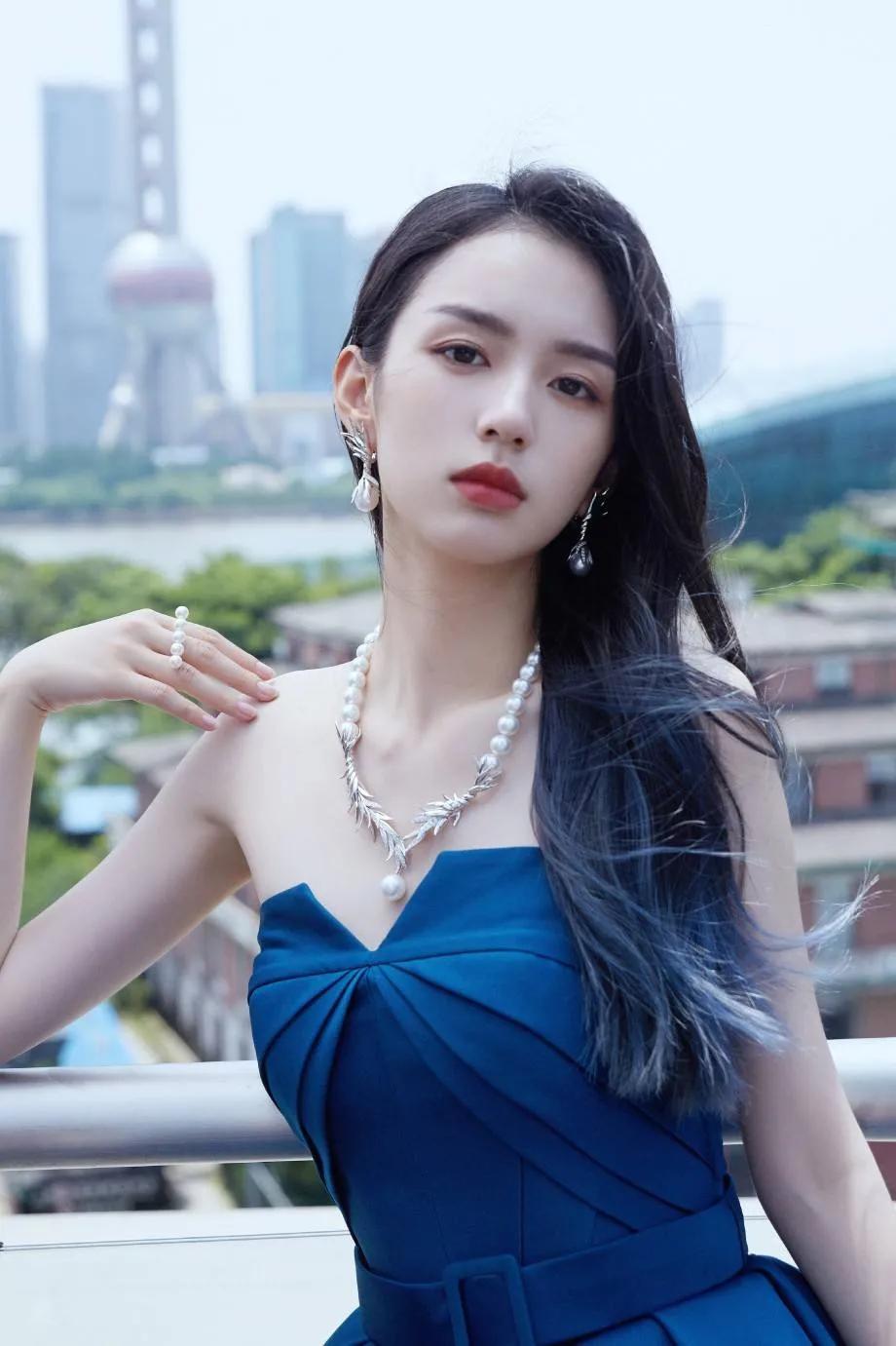 90后美女周也晒微博美图超靓丽!烈焰红唇美得让人窒息