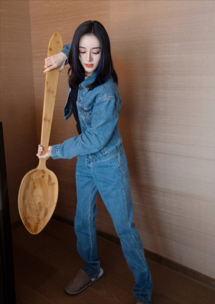 迪丽热巴剪短发穿湖水色卫衣休闲有范，穿搭越来越甜了